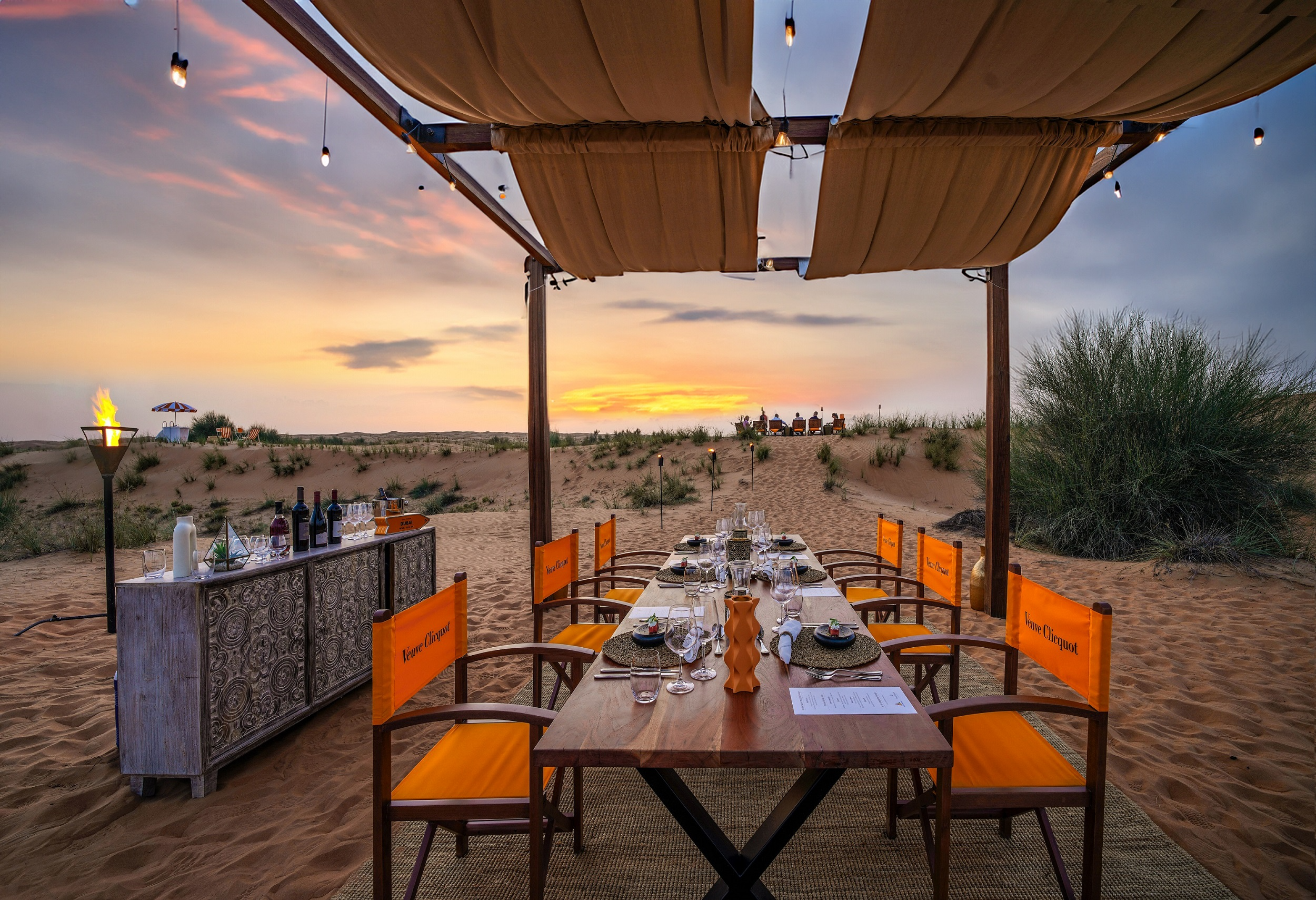 Immagine di sfondo della pagina Un’oasi di esclusività nel deserto: Arabian Adventures e Veuve Clicquot presentano un’esperienza gourmet sotto le stelle