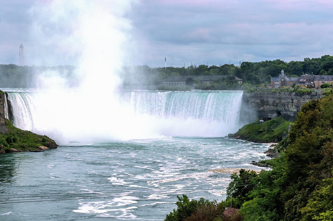 Immagine di sfondo della pagina Niagara Takes Flight: il volo virtuale che trasforma la visita alle Cascate del Niagara