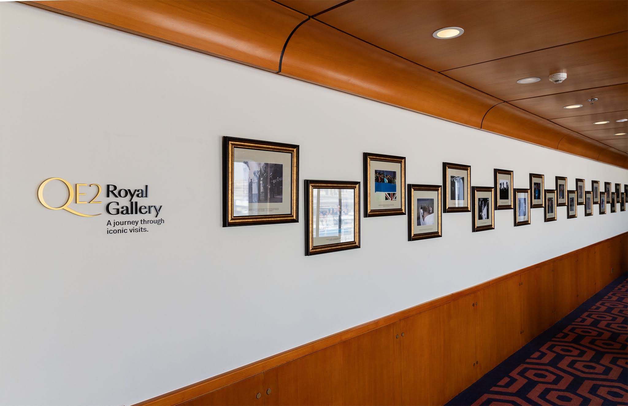 Immagine di sfondo della pagina La Queen Elizabeth 2 arricchisce la Royal Gallery: nuovo allestimento fotografico dedicato agli incontri con la famiglia reale britannica