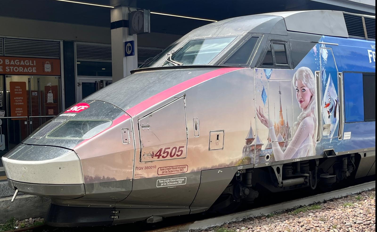 Immagine TGV INOUI veste i colori di World of Frozen per il viaggio verso Disneyland Paris