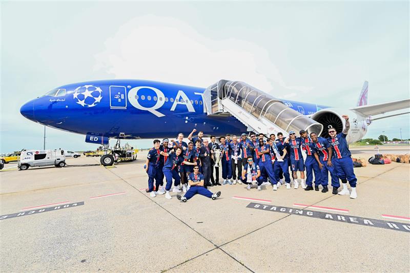 Immagine di sfondo della pagina Parigi accoglie i campioni del PSG: il trofeo della Champions League vola con Qatar Airways e una livrea celebrativa