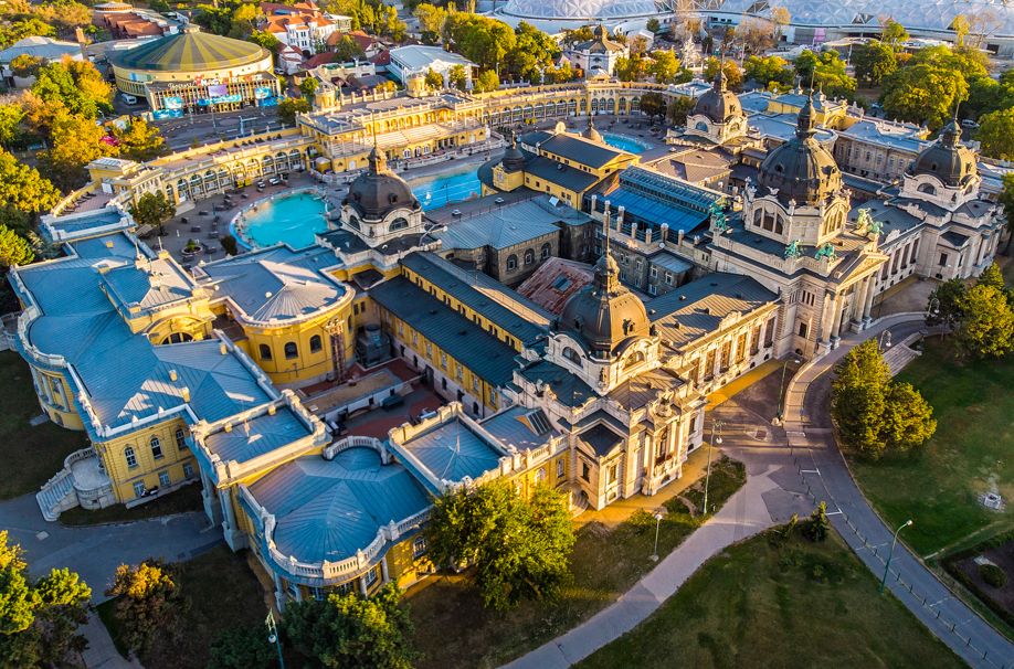 Immagine di sfondo della pagina Budapest d’estate: la capitale dell’acqua tra sport, terme e relax urbano