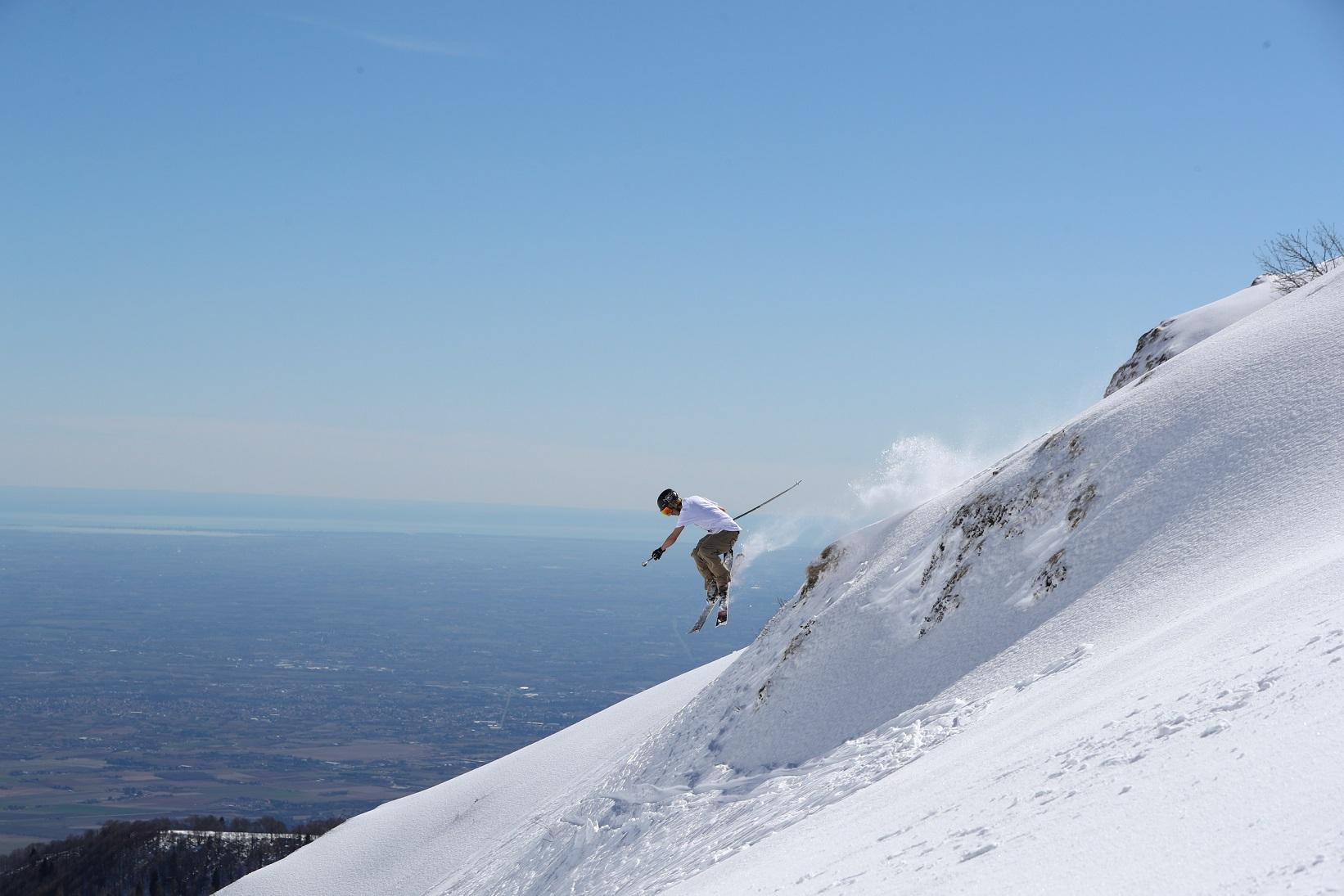 Immagine di sfondo della pagina Sciare in Friuli Venezia Giulia, le piste mozzafiato da non perdere
