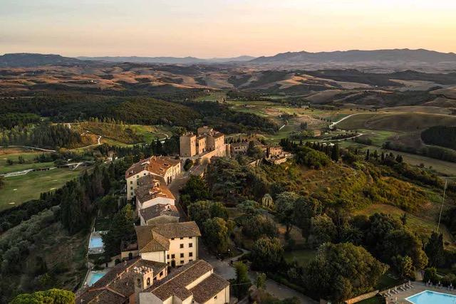 Immagine di sfondo della pagina Toscana Resort Castelfalfi, apertura il 26 giugno