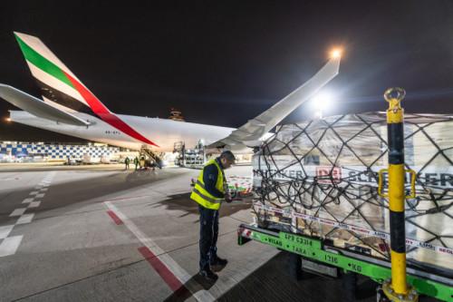 Immagine di sfondo della pagina Emirates SkyCargo, collegamento con DB Schenker