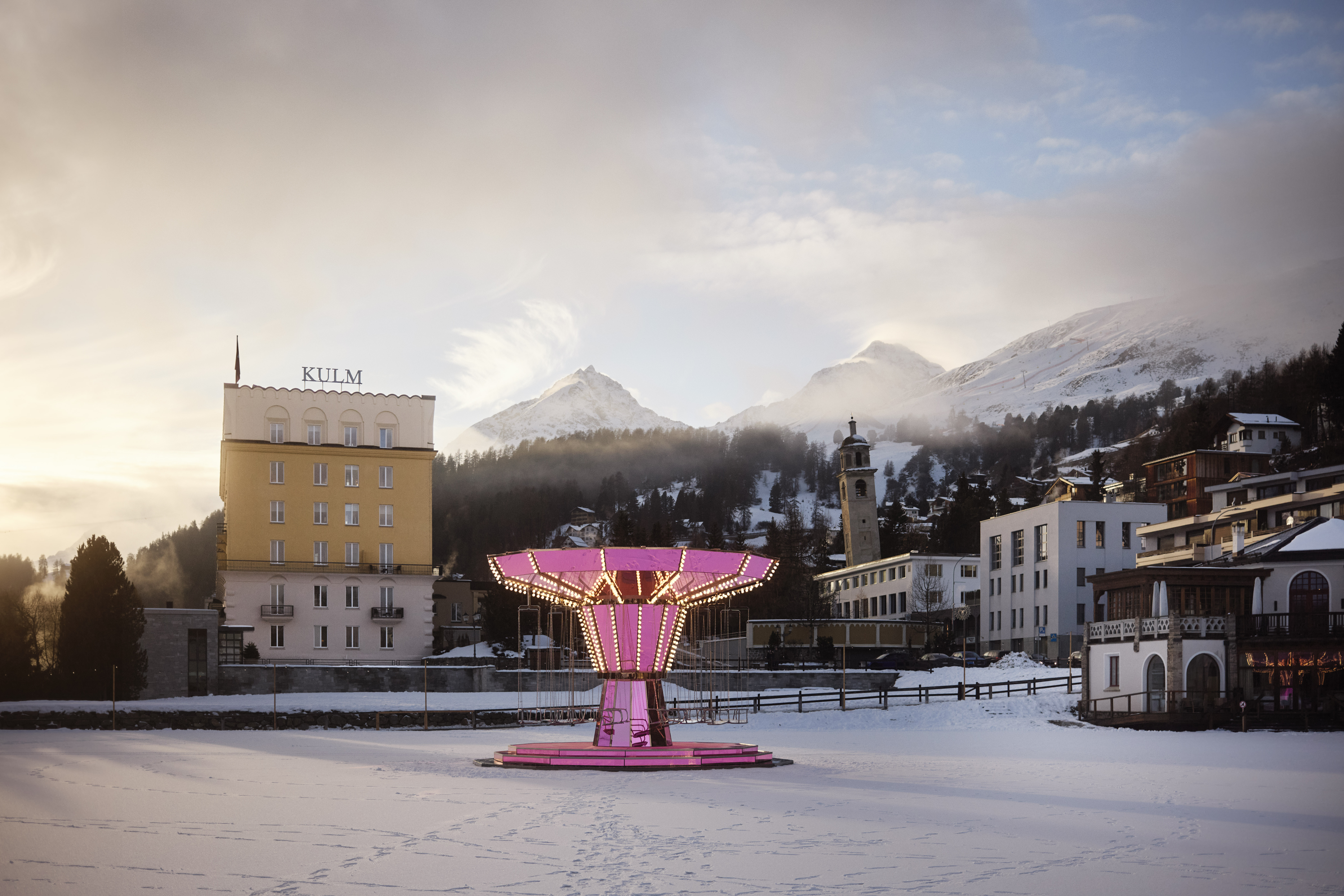 Immagine Il Pink Mirror Carousel di Carsten Höller al Kulm Hotel St. Moritz