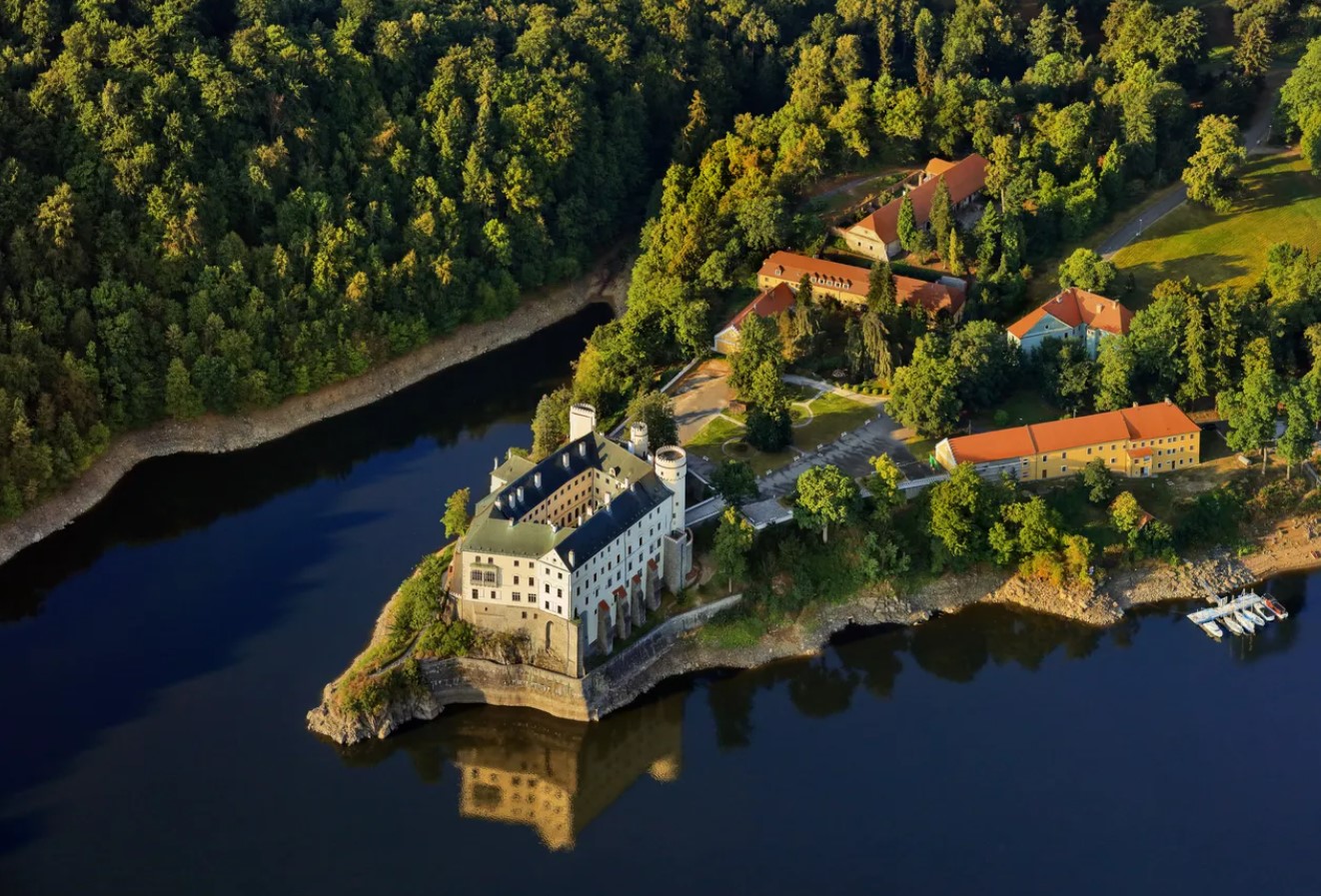 Immagine di sfondo della pagina CzechTourism presenta i dati statistici e la strategia 2025