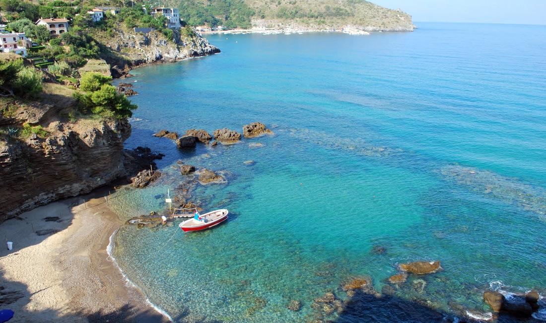 Immagine di sfondo della pagina Solo Affitti: Campania +790% di case vacanze