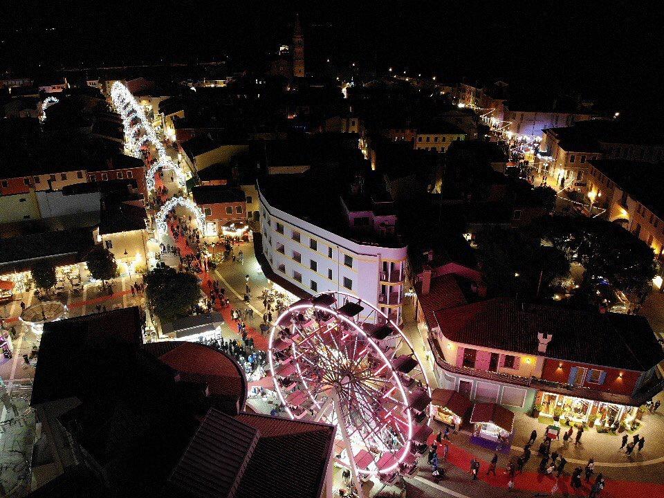 Immagine di sfondo della pagina Caorle, il mercatino di Natale più lungo d'Europa