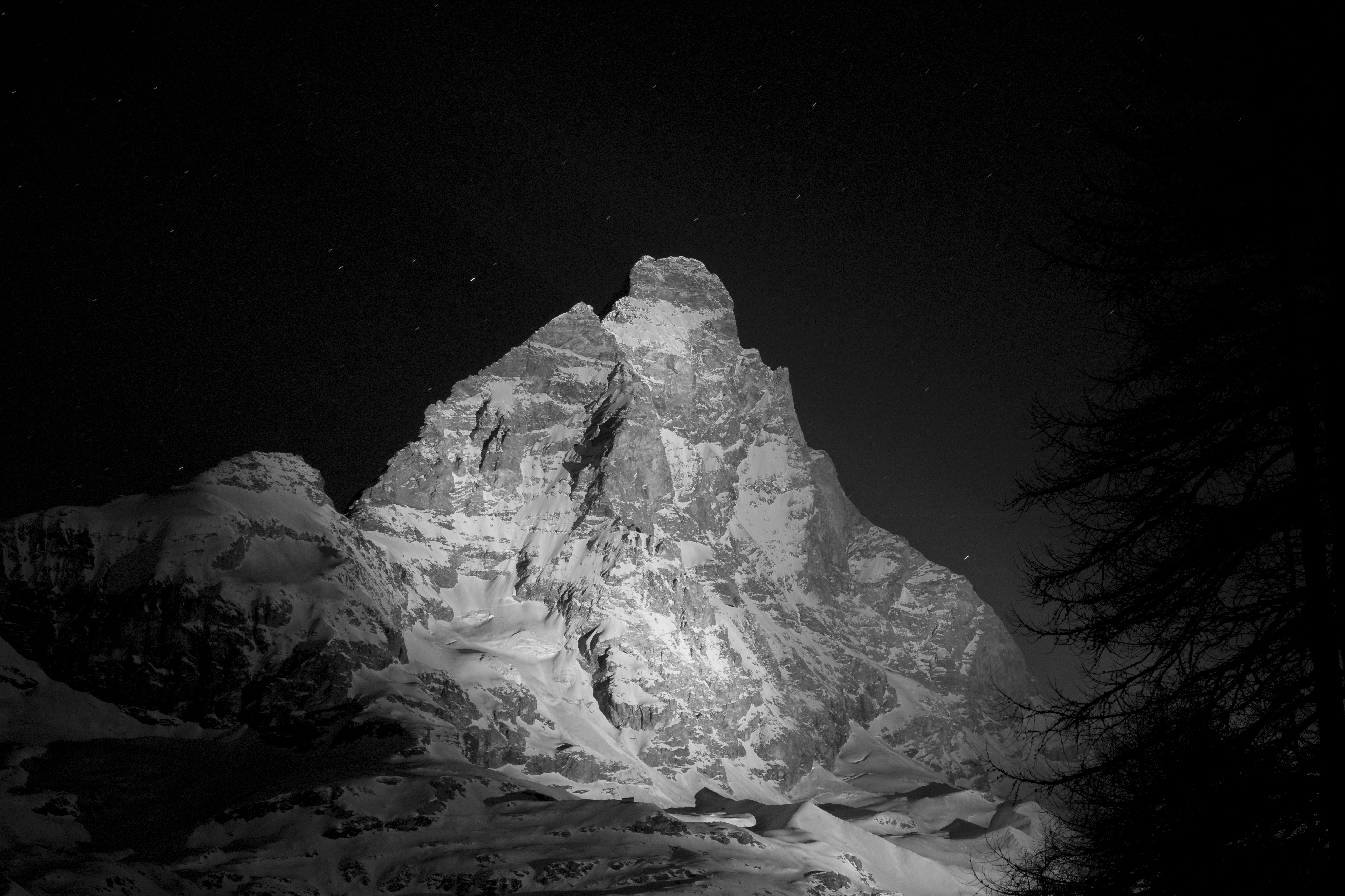 Immagine di sfondo della pagina Cervino Ski Paradise: 11 Mesi di Avventura e Innovazione sulla Neve
