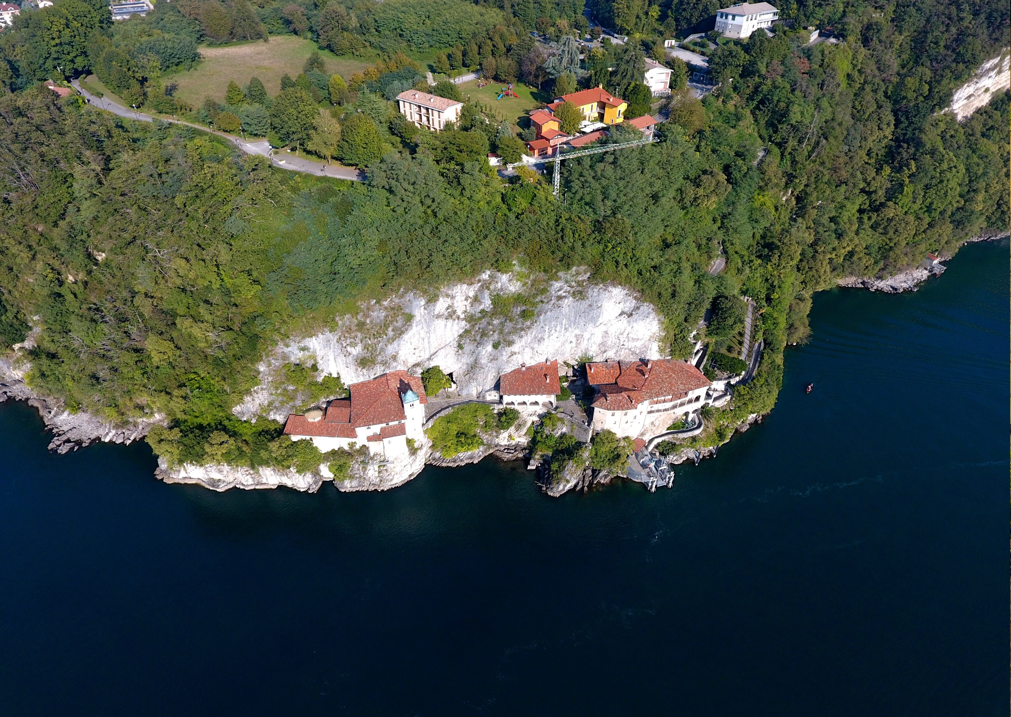 Immagine di sfondo della pagina Santa Caterina del Sasso, via lago parte la tratta diretta per la stagione estiva