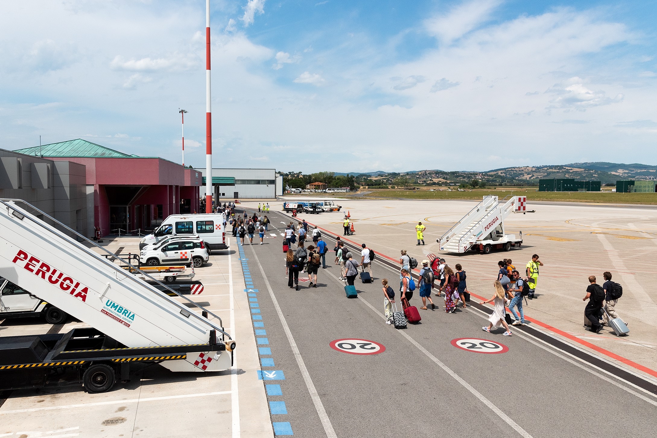 Immagine di sfondo della pagina Aeroporto dell'Umbria: al via i voli estivi con più parcheggi, più collegamenti e maggiori frequenze