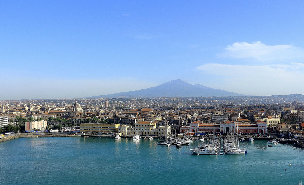 Immagine di sfondo della pagina Italiani in viaggio nel 2025: nove città italiane tra le mete più cercate