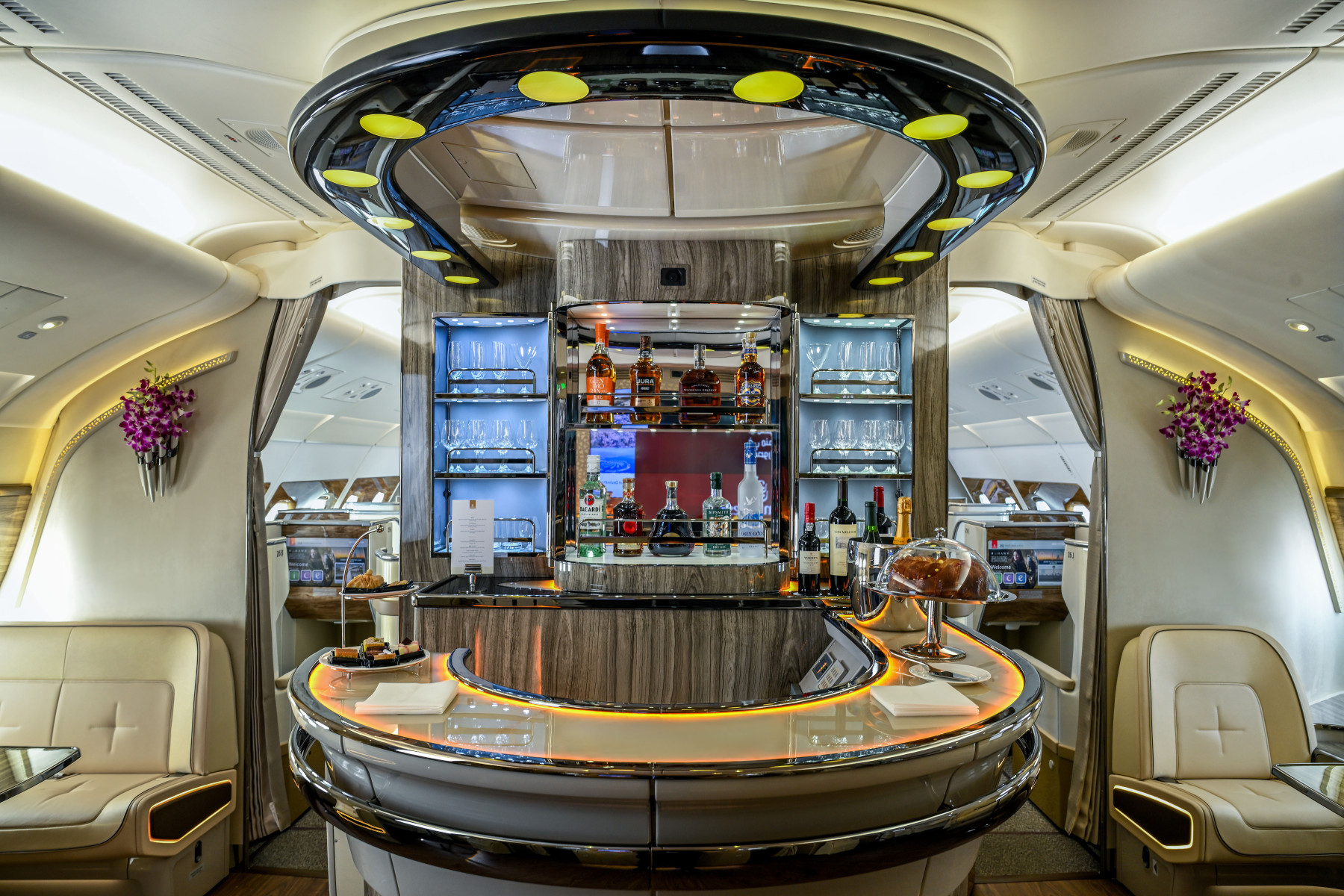 Immagine di sfondo della pagina Emirates rinnova il primo A380 a due classi e introduce la Premium Economy