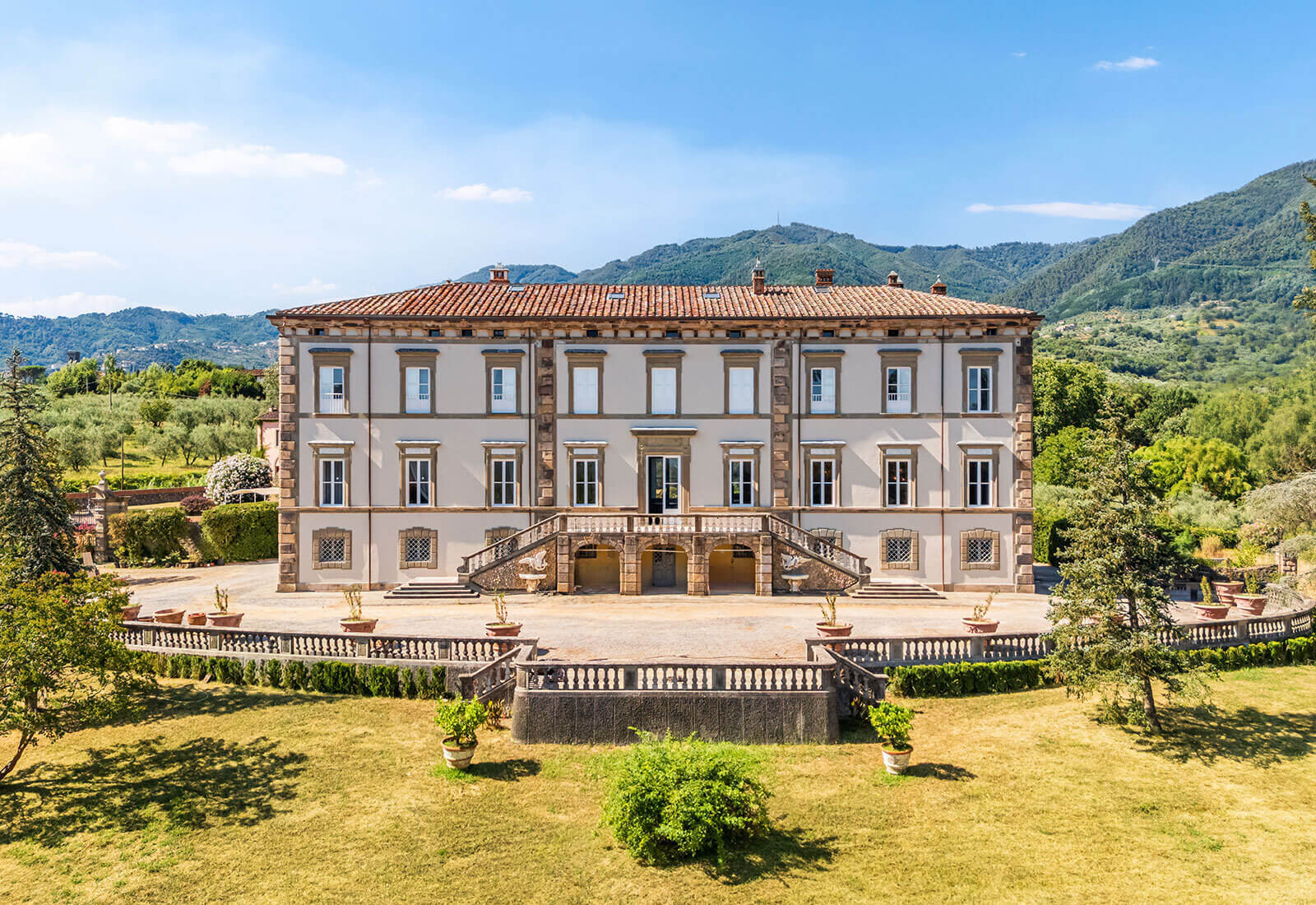Immagine di sfondo della pagina La villa di Carolina Bonaparte in vendita sulle colline lucchesi