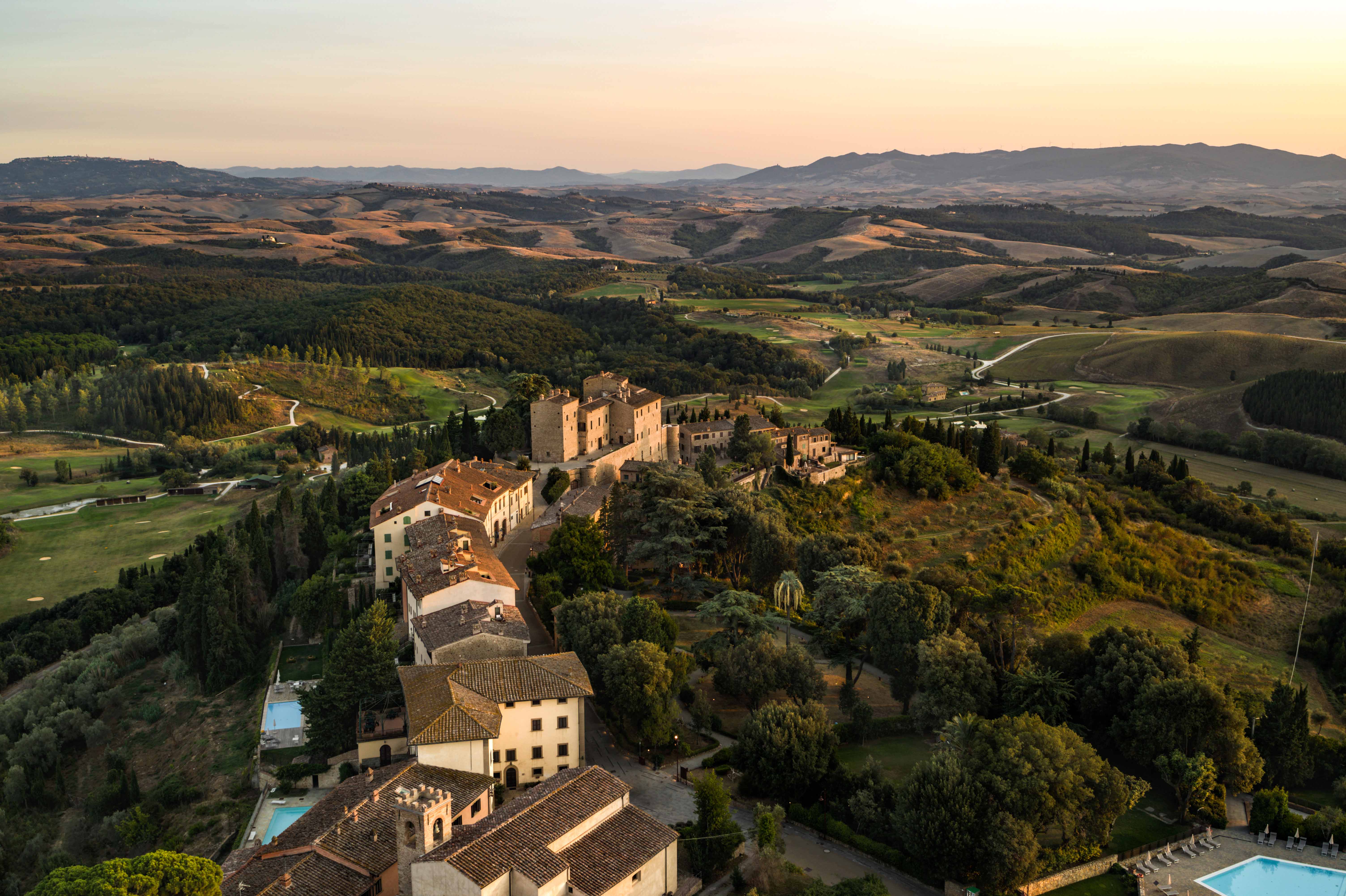 Immagine di sfondo della pagina Castelfalfi premiata come “Best Heritage Property in the World” ai Robb Report Best of the Best Awards 2025