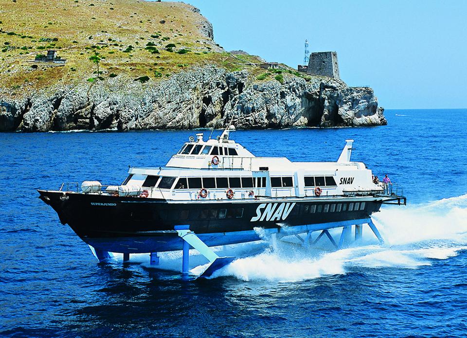 Immagine di sfondo della pagina Parte l'estate di Snav: rotte da Napoli per Eolie