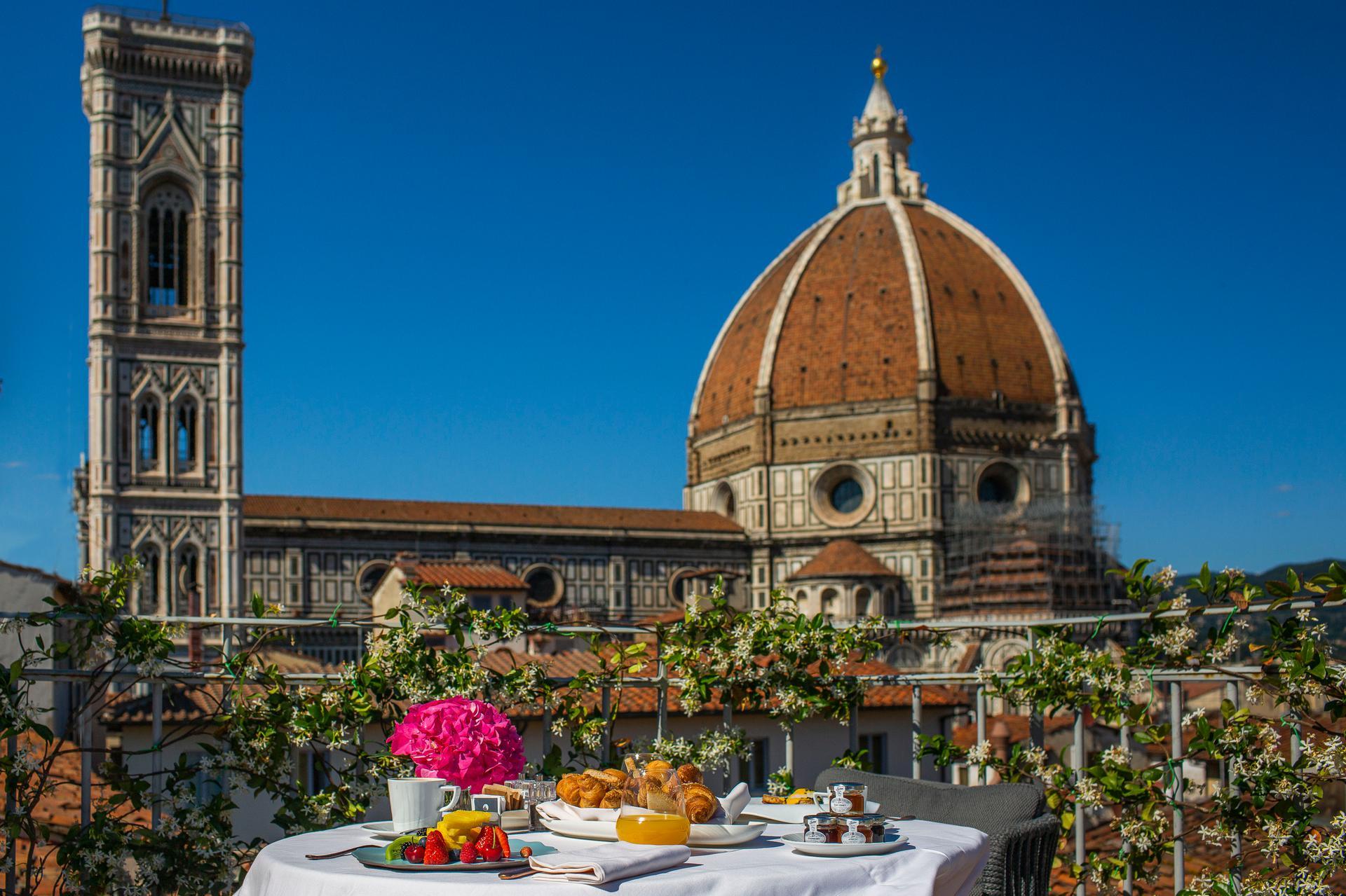 Immagine di sfondo della pagina Firenze, l'estate del Brunelleschi Hotel