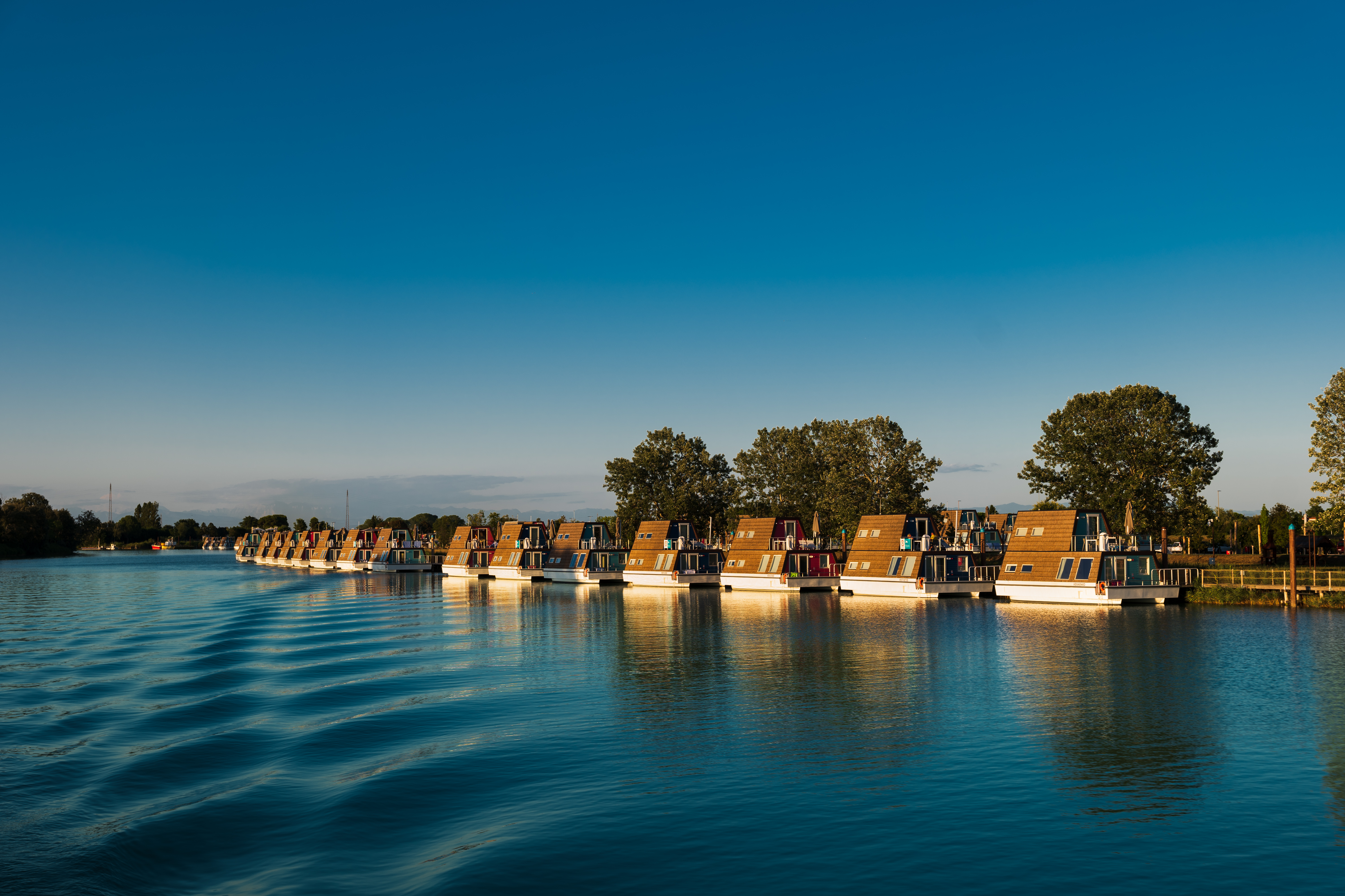 Immagine Marina Azzurra Resort: il glamping galleggiante sul Tagliamento riapre il 1° maggio