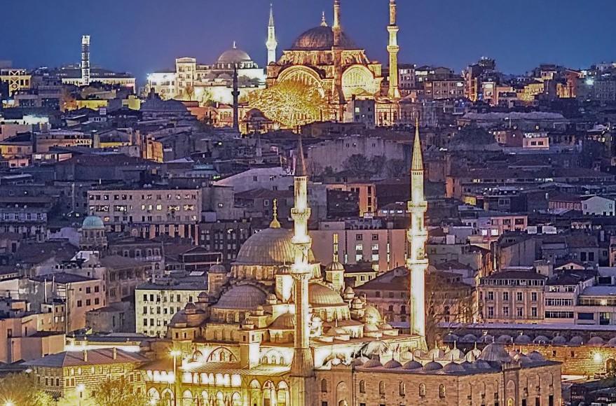 Immagine di sfondo della pagina Momondo: Pasqua all'estero per gli italiani