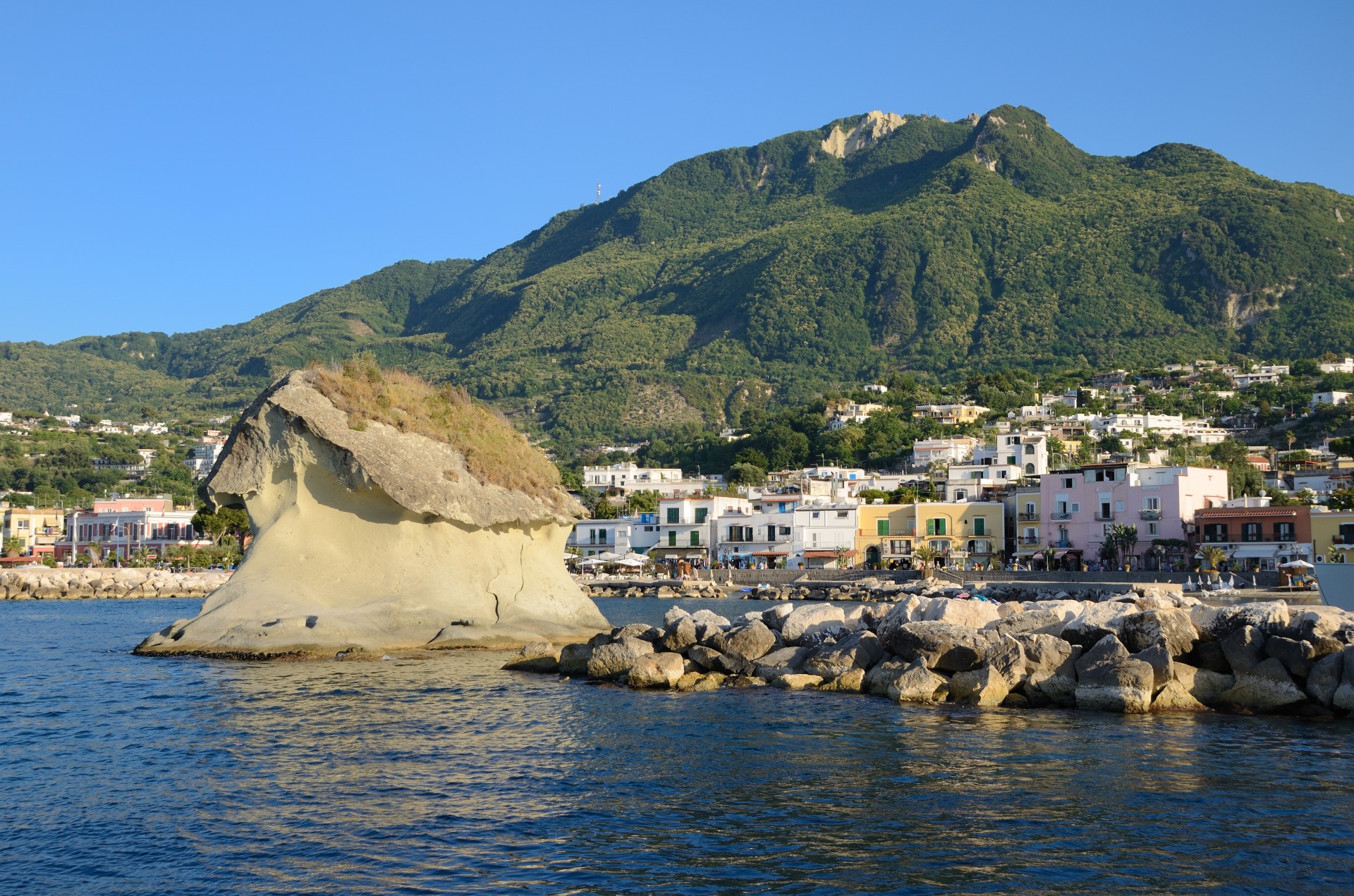 Immagine di sfondo della pagina Radio Vacanze celebra Ischia: speciale in diretta da '80 Voglia di Viaggiare'