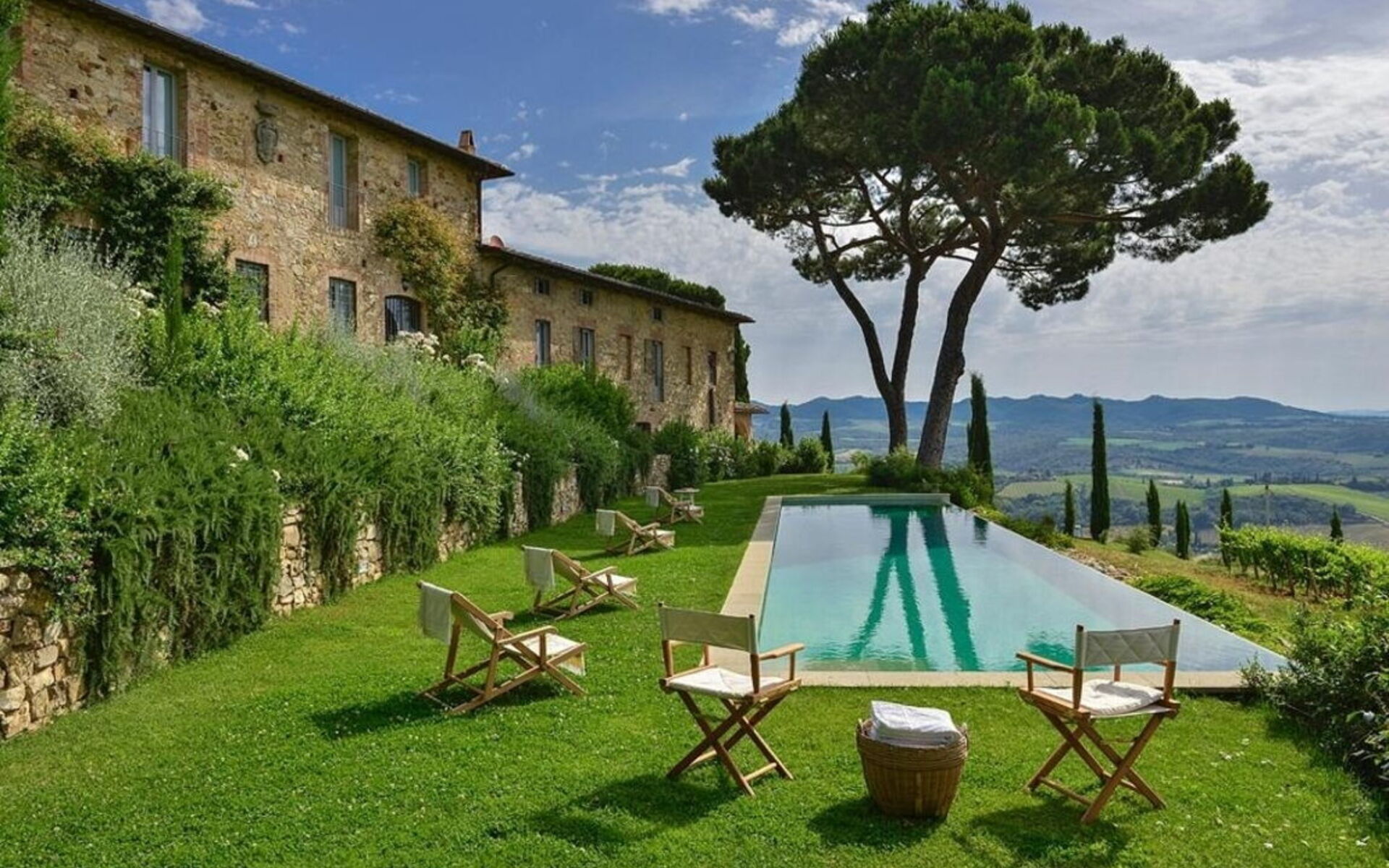 Immagine di sfondo della pagina Camisa Homes & Villas: il nuovo lusso è autentico, lento e immerso nella natura