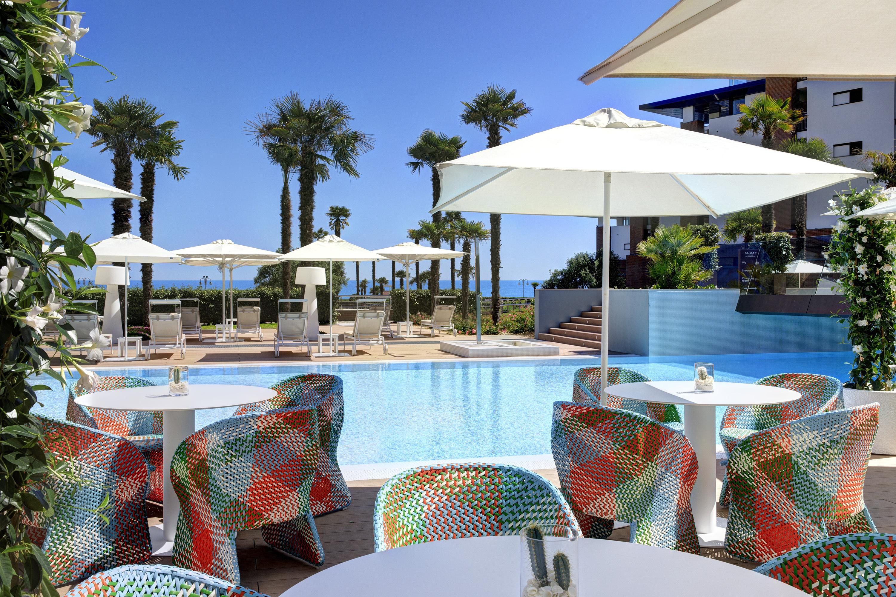Immagine di sfondo della pagina Estate ok per HNH Hospitality
