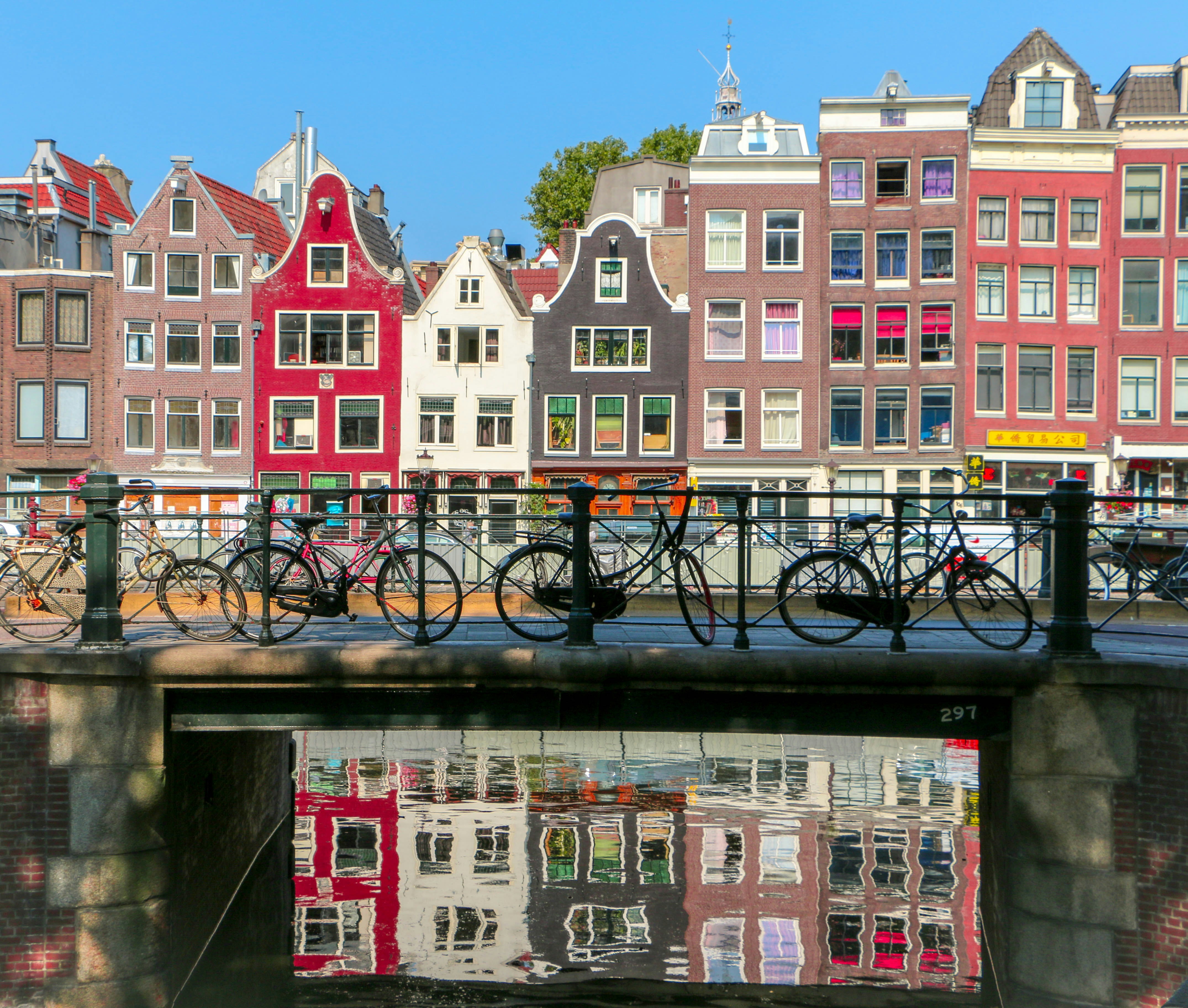 Immagine di sfondo della pagina Tasse di soggiorno, Amsterdam è la città più cara d’Europa. Milano, Roma e Firenze tra le prime dieci