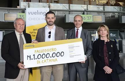 Immagine di sfondo della pagina Vueling trasporta il suo milionesimo passeggero in partenza da Catania 