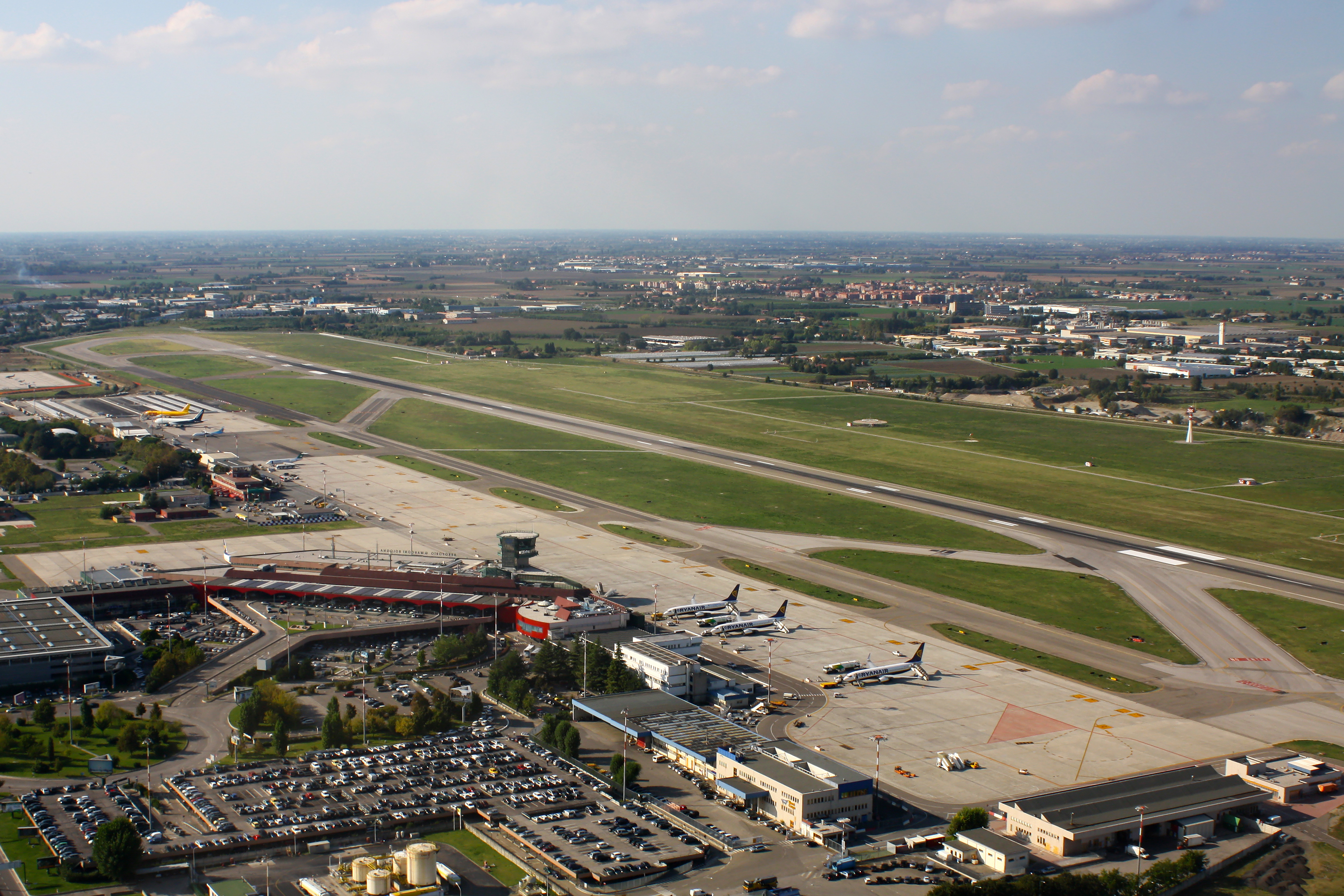 Immagine di sfondo della pagina Aeroporto di Bologna, semestre in crescita: ricavi +10,8% e passeggeri oltre 5,3 milioni
