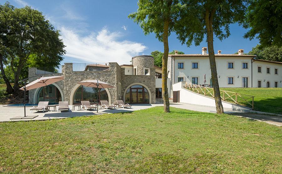 Immagine di sfondo della pagina Borgo La Chiaracia, tra tecnologia e benessere