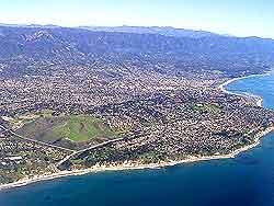 Immagine di sfondo della pagina Vino nella Sonoma County, onde a Santa Cruz e balene a Santa Barbara. Queste tre destinazioni sono il meglio che la costa possa offrire in termini di vero stile di vita californiano.