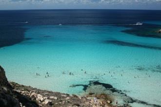 Immagine di sfondo della pagina Vueling, voli diretti Roma Lampedusa dal 22 giugno 