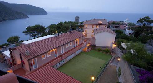 Immagine di sfondo della pagina Uappala Hotels sbarca a Capraia con il Relais La Mandola