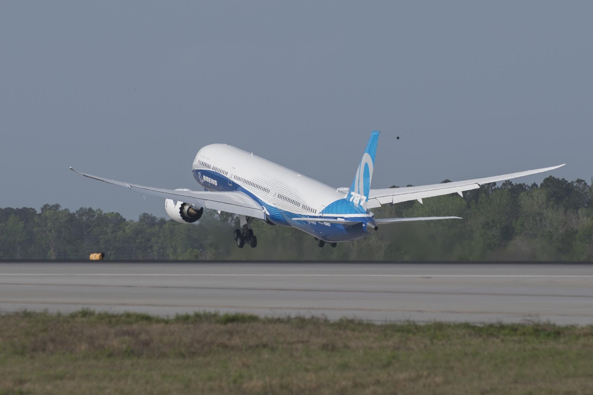 Immagine di sfondo della pagina Primo volo del Boeing 787-10 Dreamliner
