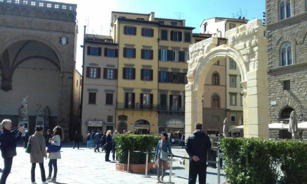 Immagine di sfondo della pagina Arona (Novara), meta cult per l'estate 