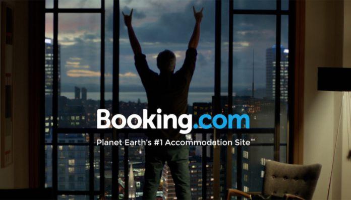 Immagine di sfondo della pagina Booking.com: ok UE per acquisizione Momondo