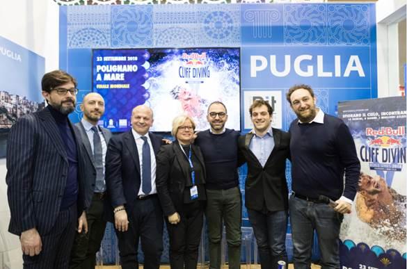 Immagine di sfondo della pagina Red Bull Cliff Diving World Series 2018: Polignano a Mare ospita la finale