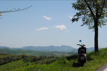 Immagine di sfondo della pagina Bologna Welcome: Vespa Tour con picnic sui colli 