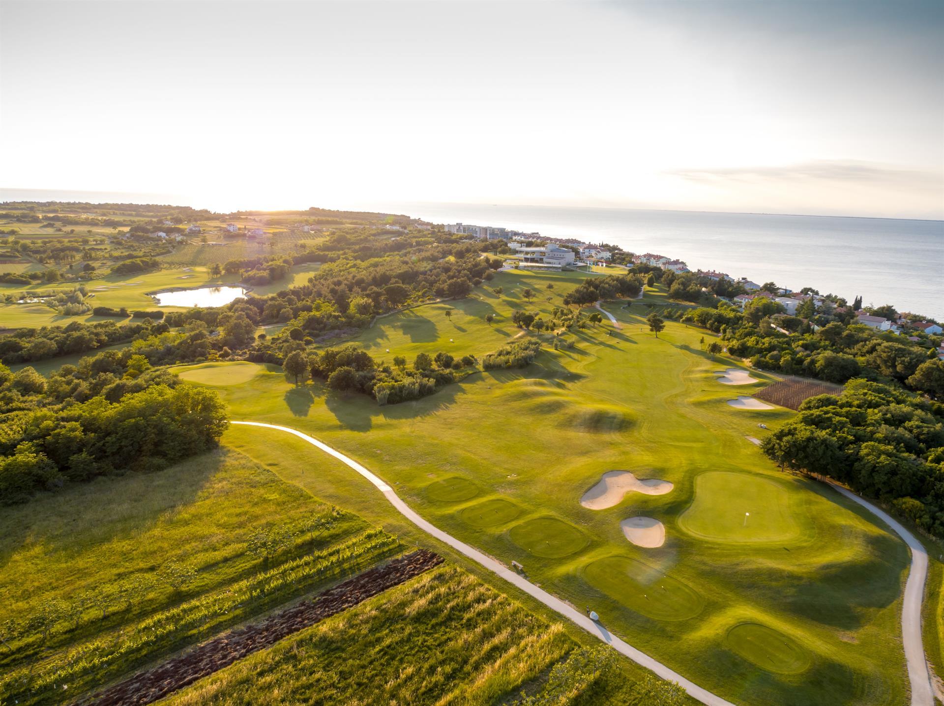 Immagine di sfondo della pagina Riflettori sul golf per il Kempinski Hotel Adriatic