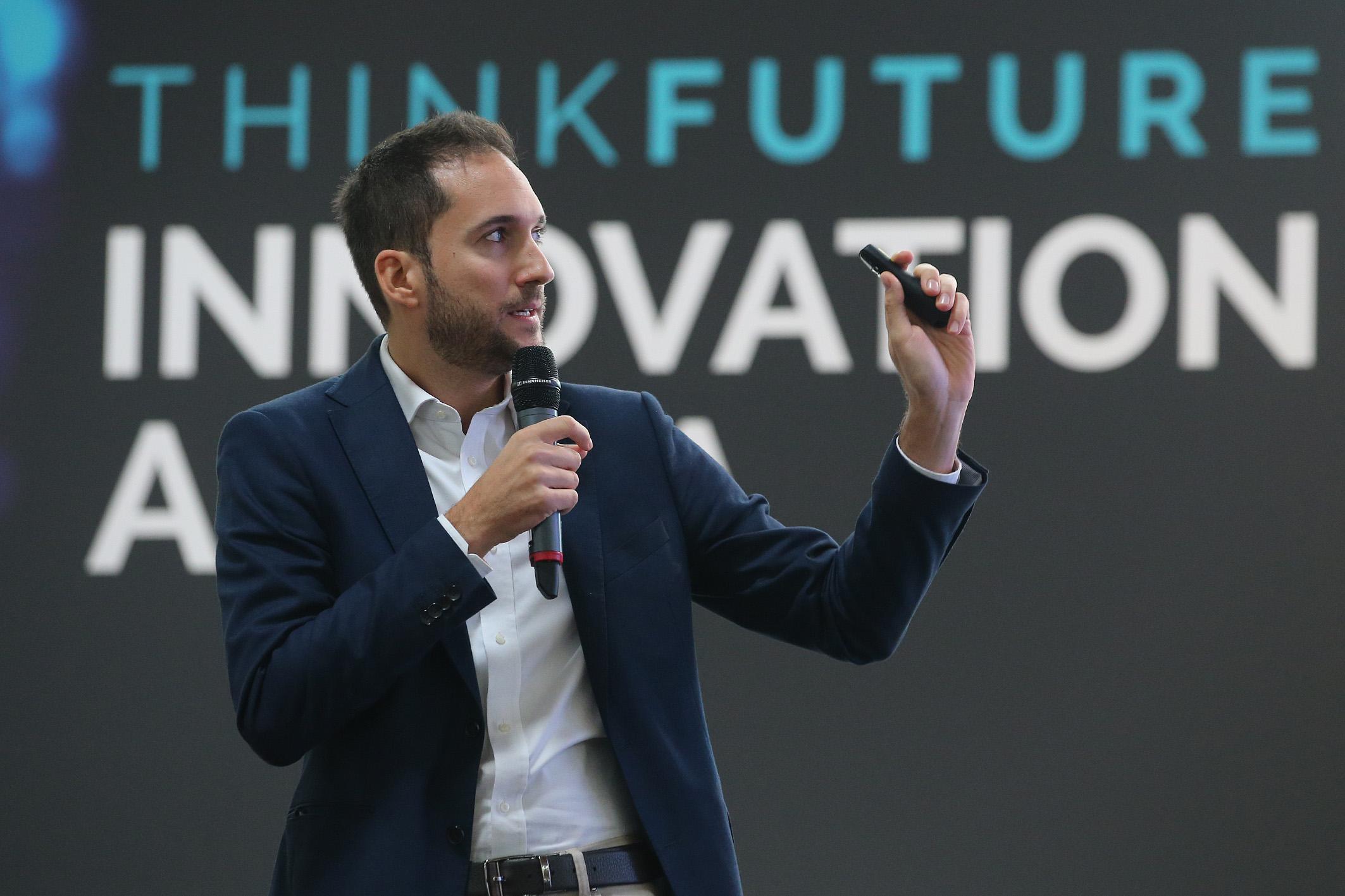 Immagine di sfondo della pagina Turismo, è il momento dell'intelligenza artificiale