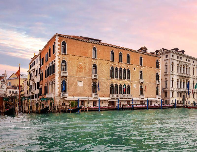 Immagine di sfondo della pagina Bonvoy, il nuovo marchio fedeltà di Marriott