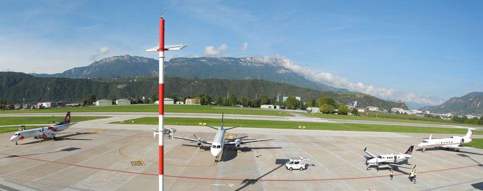Immagine di sfondo della pagina Nasce SkyAlps, voli Bolzano-Roma FCO