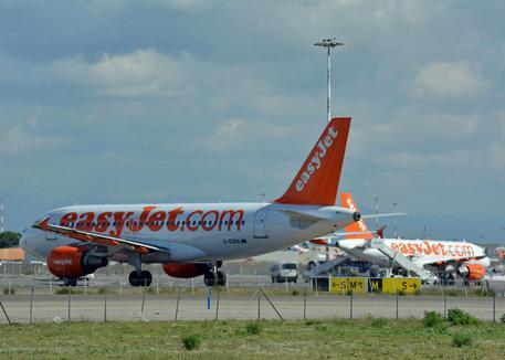 Immagine di sfondo della pagina easyJet ferma tutti i voli