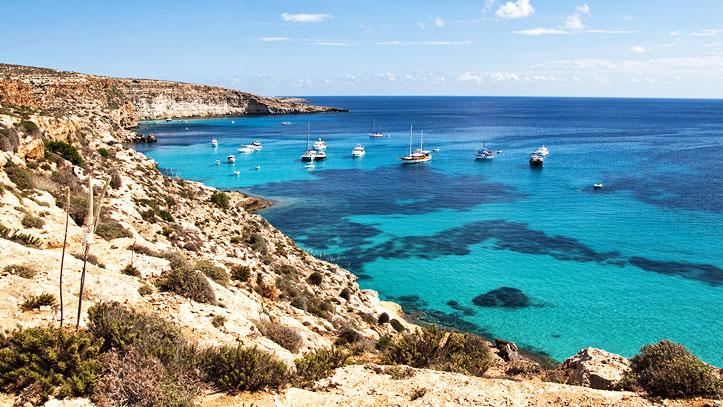 Immagine di sfondo della pagina Lampedusa, sos degli operatori "Soli e senza aiuti"