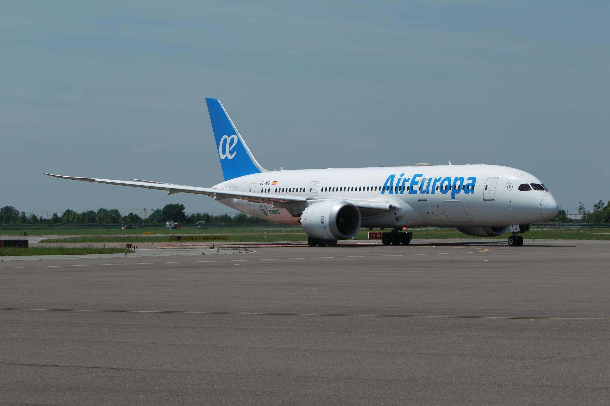 Immagine di sfondo della pagina Il Dreamliner atterra a Bergamo