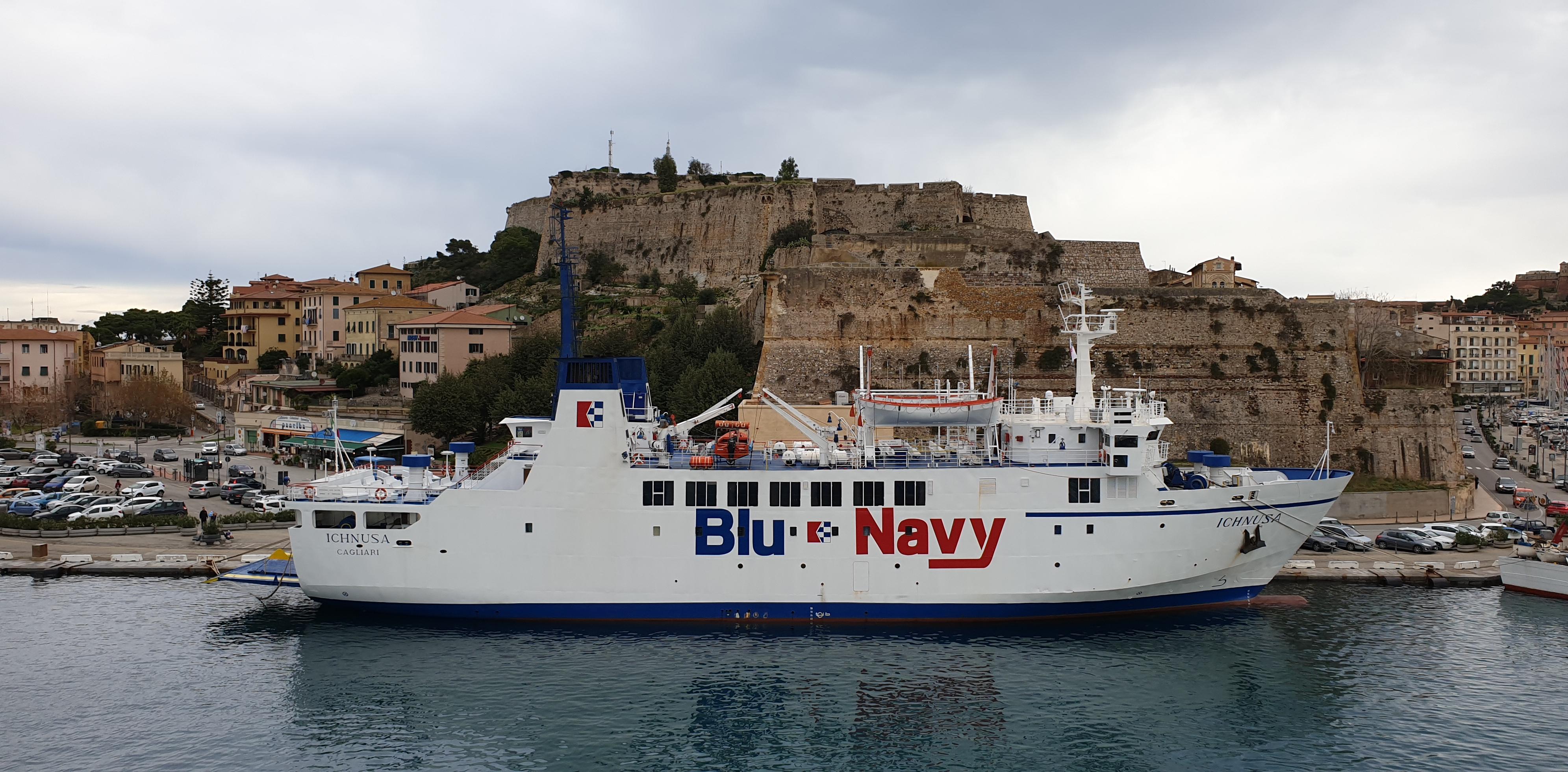 Immagine di sfondo della pagina Blu Navy, riprendono i collegamenti con la Corsica