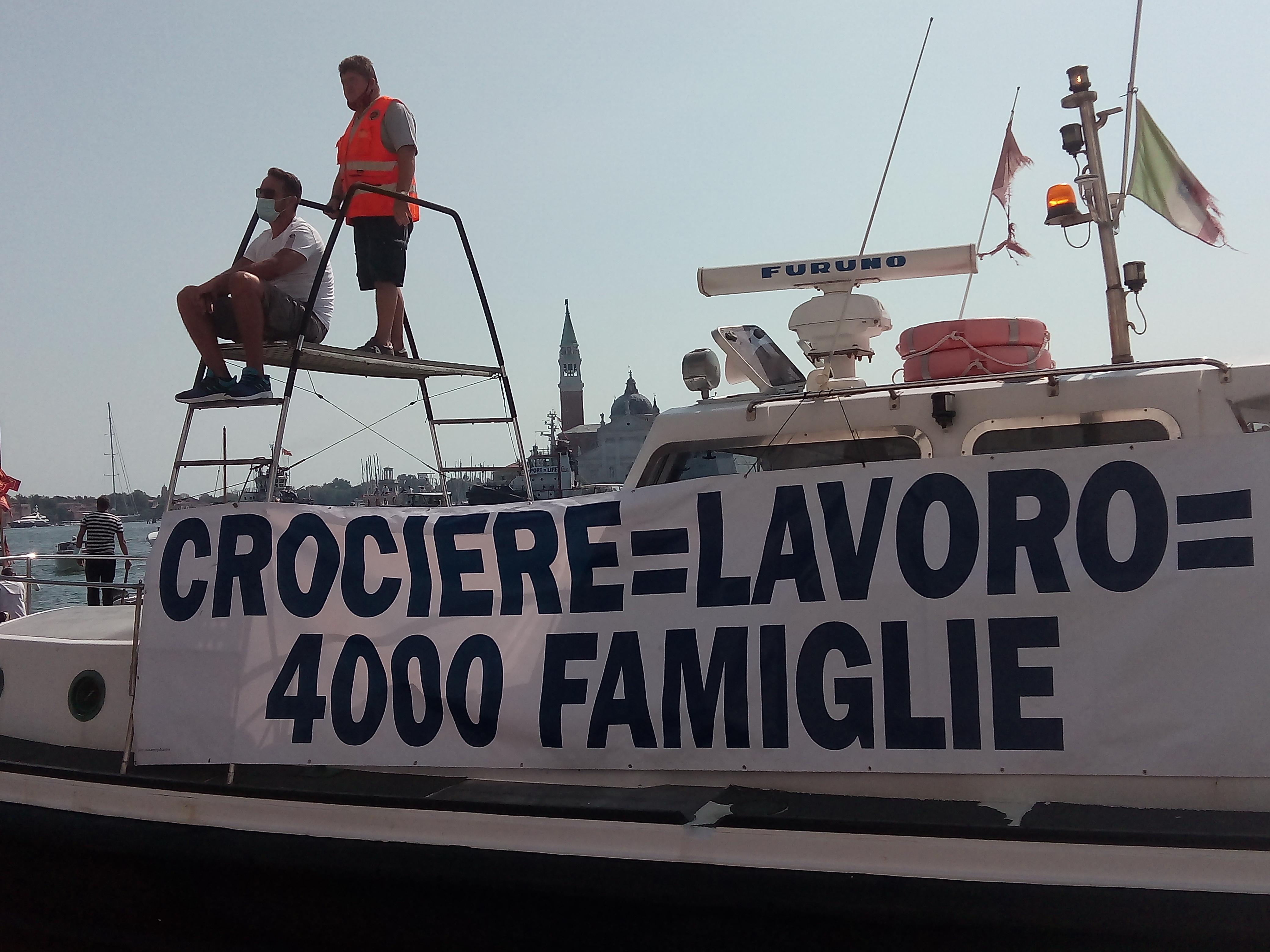 Immagine di sfondo della pagina Porto di Venezia, lavoratori in piazza