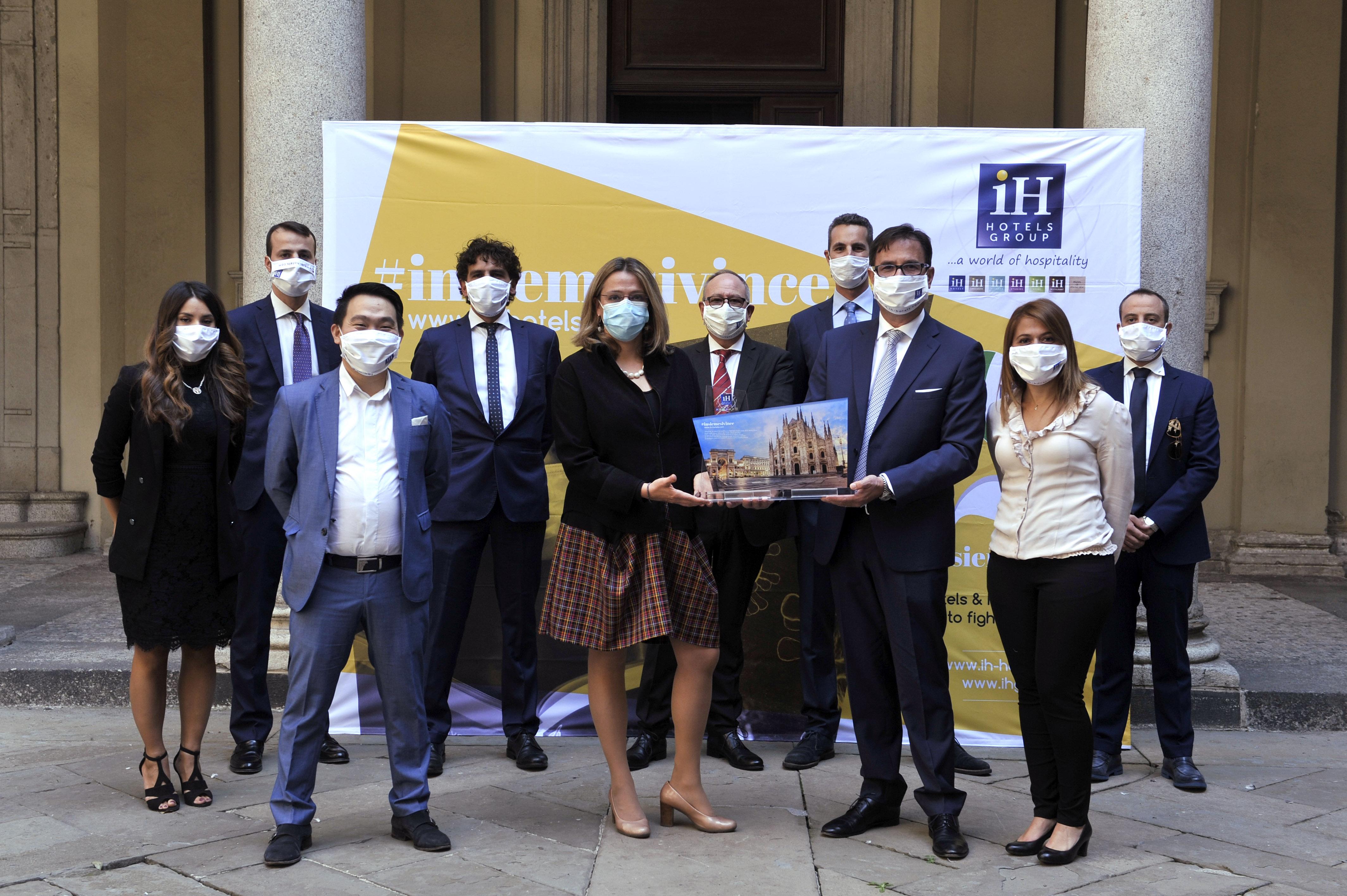 Immagine di sfondo della pagina iH Hotels Group regala 150mila mascherine a Milano