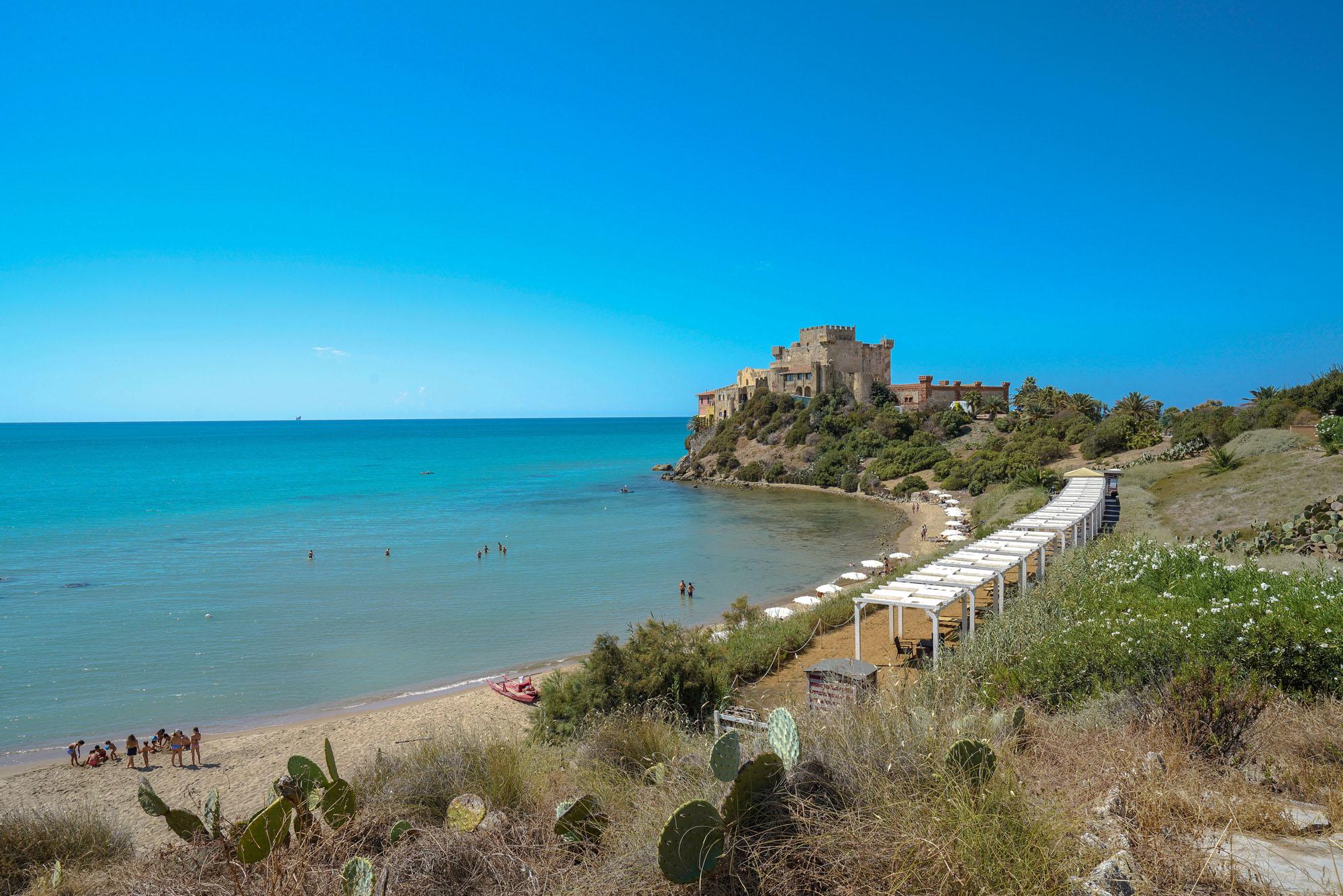 Immagine di sfondo della pagina Uvet Hotel Company cresce in Sicilia e Calabria